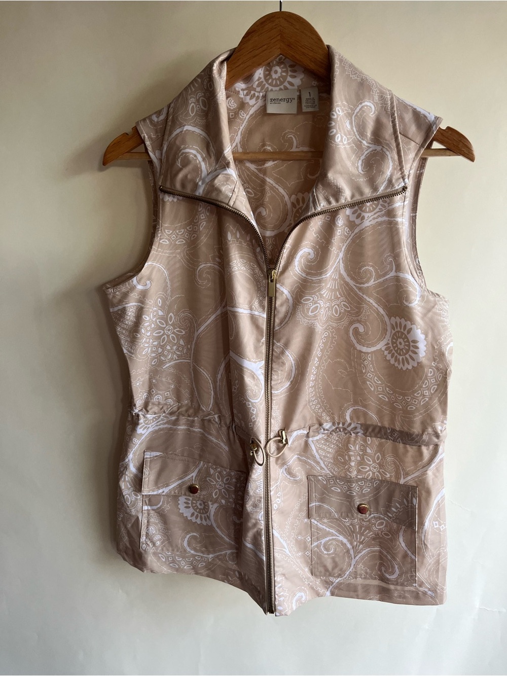 Zenergy By Chicos Sleeveless Jacket Vest Sz 1 Med 8 Tan Taupe White Zip Pockets